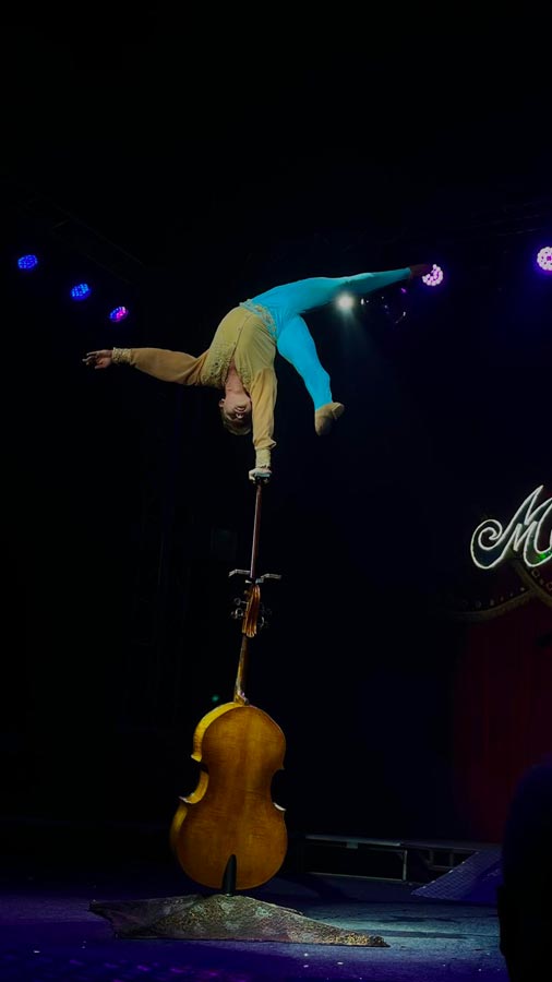 Cirque Medrano Acrobate